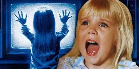 Poltergeist! Kauhistuttava kertomus ylivertaisesta kauhun herättämisestä ja perheen mystisten kokemusten kautta!